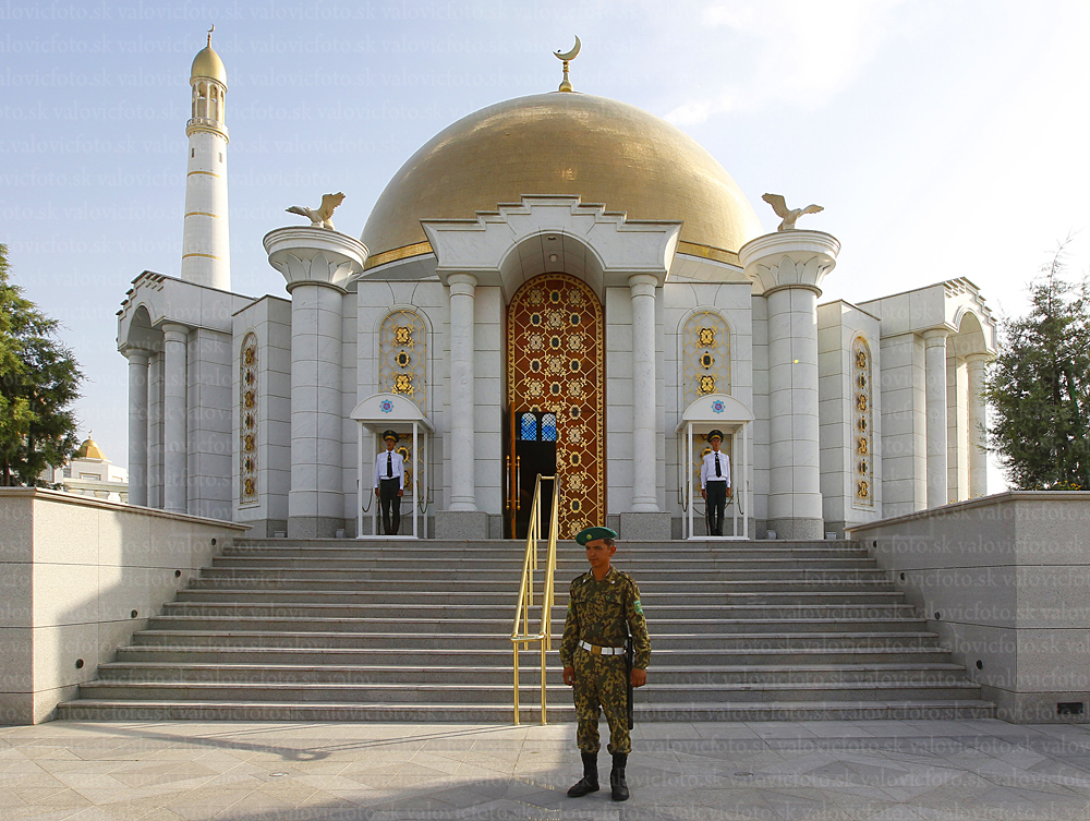 25 Mauzóleum Turkmenbašiho