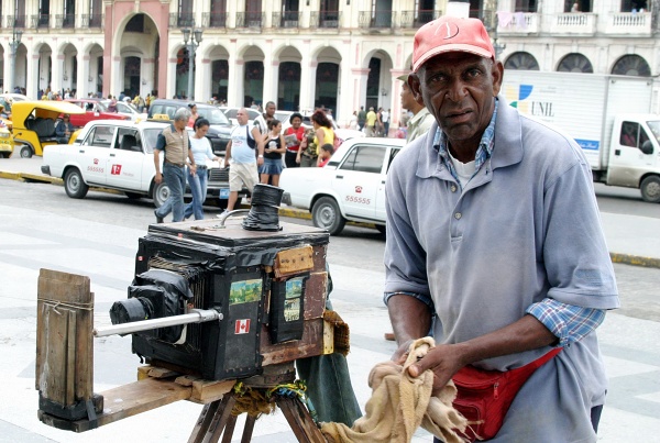 KUBA - Havana - Fotograf pred Capitoliom.jpg