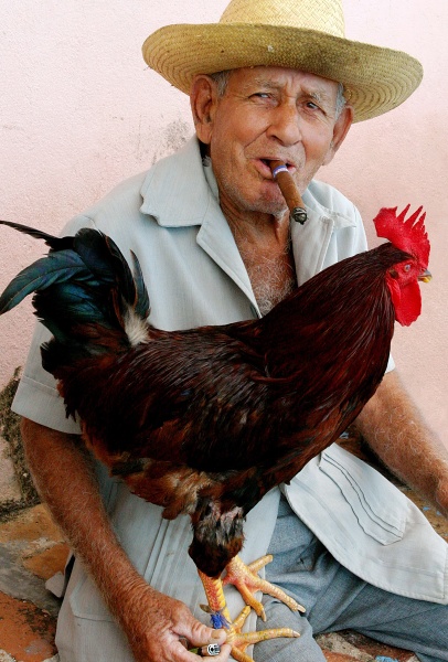 KUBA - Trinidad - Muž s kohútom.jpg
