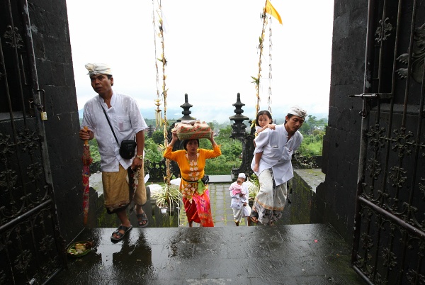 BALI - Hinduistická slávnosť v chráme Besakih.jpg