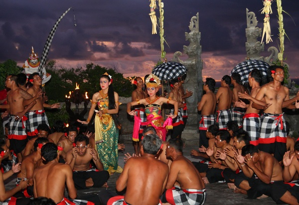 BALI - Rituálny tanec Kecak pri chráme Uluwata.jpg