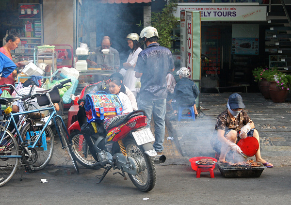 VIETNAM - SAIGON - POULIĆNÁ REŚTAURÁCIA.JPG