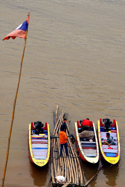 LAOS - LUANG PRABANG,PRÍSTAV NA RIEKE MEKONG.jpg