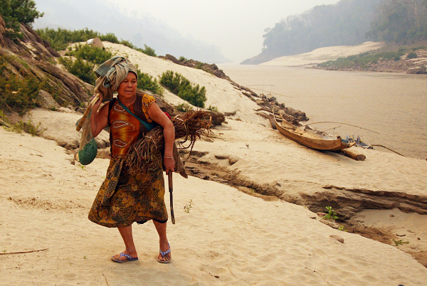 LAOS - ŹENA OD RIEKY MEKONG.jpg