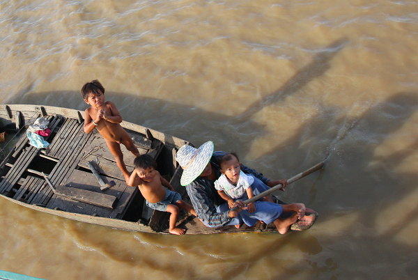 KAMBODŹA - ŹIVOT NA JAZERE TONLE SAP 1.jpg