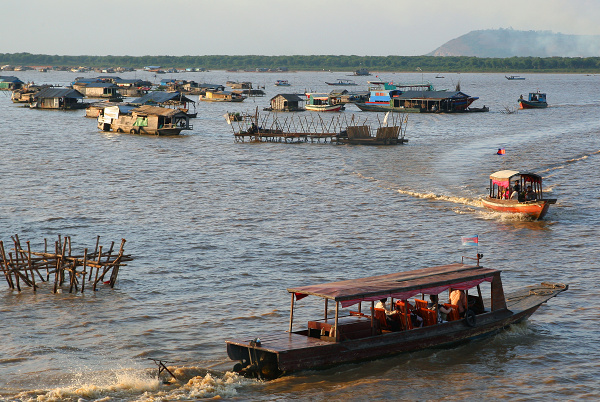 KAMBODŹA - ŹIVOT NA JAZERE TONLE SAP 3.jpg