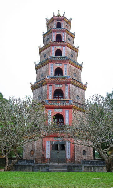 VIETNAM - HUE - PAGODA NEBESKEJ SLEĆNY.jpg