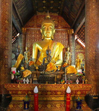 LAOS - LUANG PRABANG - OLTÁR V CHRÁME Z R. 1560.jpg