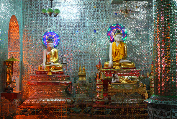Rangún - V areáli Shwedagonskej pagody.jpg