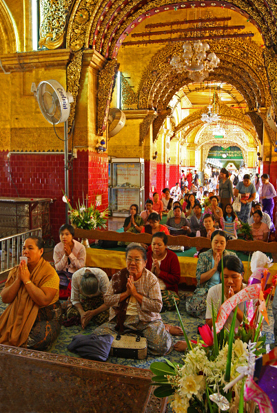 Mandalay,Mahamoni Pagoda.jpg