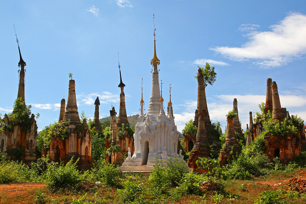 Barma - Stupy v Indein.jpg