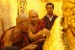 Mandalay- Mnísy lepia zlato na Budhu v Mahamoni pagode.jpg